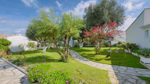 Ars-en-Re Villa | Villa de plain pied avec jardin paysager et piscine