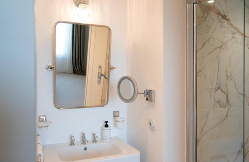 Bievres Hotel | Villa Edmond Hôtel & Spa - Maison Blanche Bièvres