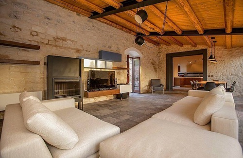 Scicli Villa | Villa Elitra: A characteristic two-story villa made of stone, with Free WI-FI.