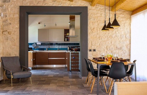 Scicli Villa | Villa Elitra: A characteristic two-story villa made of stone, with Free WI-FI.