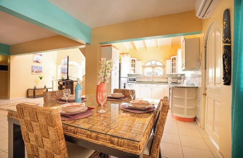 Boroncana Villa | Villa Encantada Aruba with Private Pool and garden