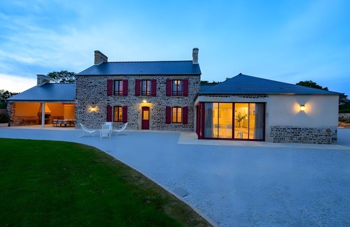 Saint-Sauveur-le-Vicomte Villa | Villa 'Domaine Le Saint Georges' with Private Terrace, Wi-Fi and Air Conditioning