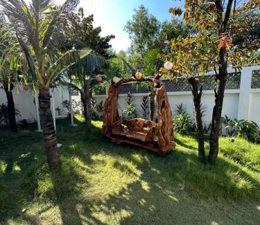 La Gi Apartment | VILLA GIÓ BIỂN LAGI - Villa Gia đình 4 Phòng Ngủ, Sức chứa 8 - 20 Khách, Cách Biển Cam Bình 700m di chuyển, Sân Vườn Rộng Rãi, Tiện Nghi Nướng BBQ & Bãi Đậu Xe Ô tô Miễn Phí