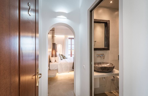 Kamari House | Villa Leon