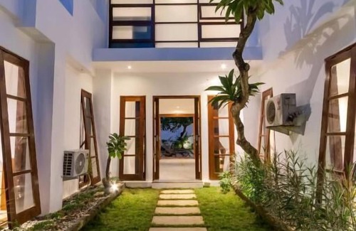 Sunset Road Villa | Villa Lilja