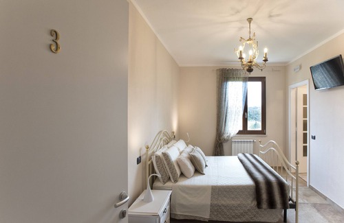 Sassari Bed & Breakfast | Villa Malvasio Pool and Jacuzzi Room Sassari