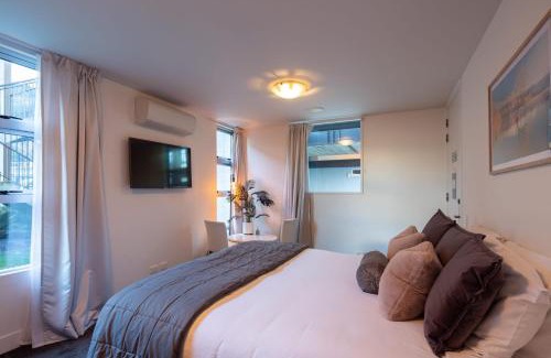 Frankton Apartment | Villa Mantra- Free Parking- AC- Direct Lake Access