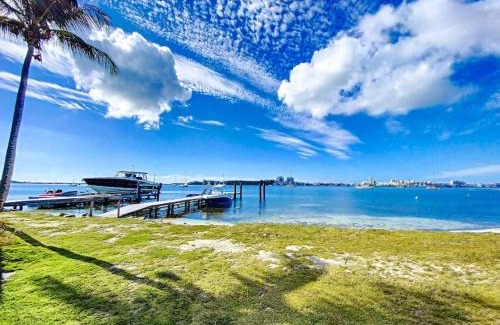 Nettle Bay Villa | Villa Marie, swimming pool, beach, pontoon and jacuzzi, all private
