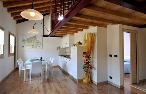 Miane House | Villa Marsica C: A welcoming two-story apartment immersed in a splendid landscape, in the heart of a wonderful little town, with Free WI-FI.