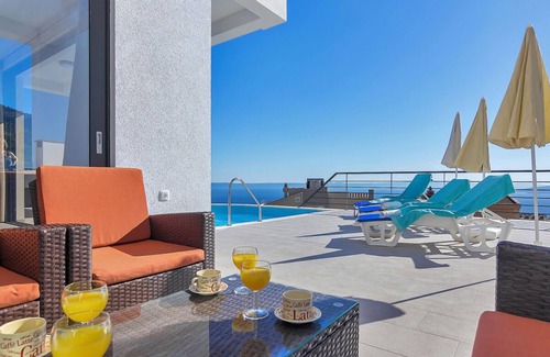 Veliko Brdo House | Villa Maslina with heated pool and fantastic sea views