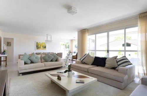 Recreio dos Bandeirantes Villa | Villa Monteriggioni