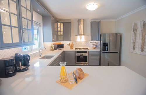 Bubali Villa | “Villa Oasis” Walking distance to beach, supermarket and restaurants.
