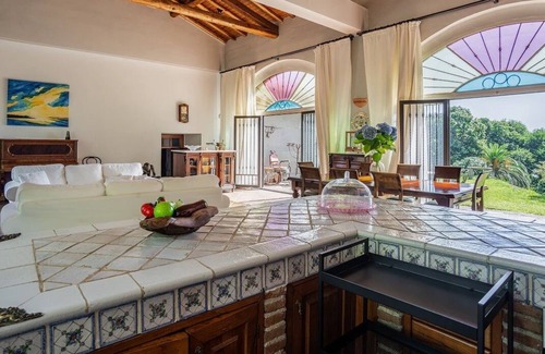 Milo Villa | Villa of Character with Pool and Private Park