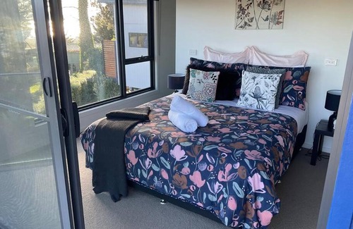 Lauderdale Villa | Villa on the bay - 5 min walk to the beach
