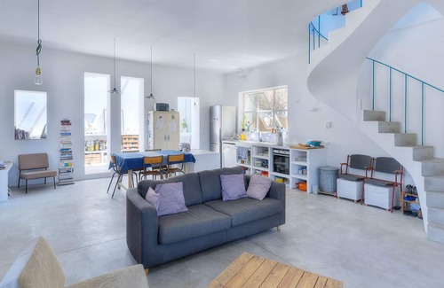 Bompard House | Villa on the Sea, Kennedy ledge