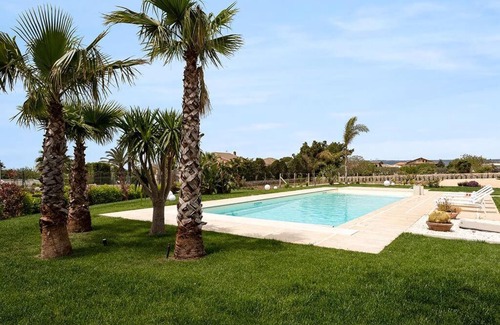 Modica Apartment | Villa Paradiso with private pool, BBQ area, huge garden and free parking