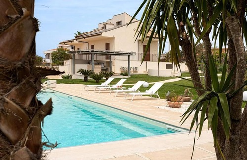 Modica Apartment | Villa Paradiso with private pool, BBQ area, huge garden and free parking