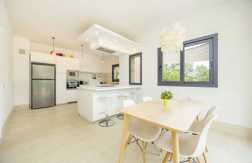 Felanitx Villa | Villa 'Pins' with Mountain View, Wi-Fi and Air Conditioning