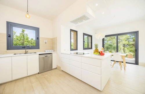 Felanitx Villa | Villa 'Pins' with Mountain View, Wi-Fi and Air Conditioning