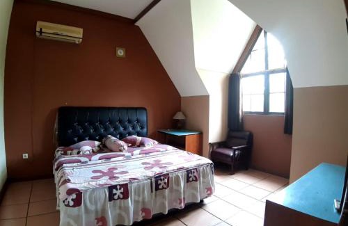 Cipanas Villa | Villa puncak bogor at kota bunga ada karoke & AC