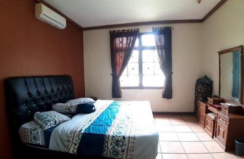 Cipanas Villa | Villa puncak bogor at kota bunga ada karoke & AC