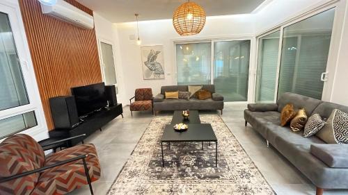 Isfiya Villa | Villa Reefna