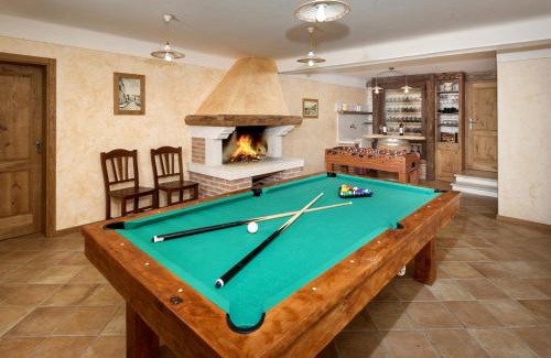 Labinci Villa | Villa Santa Domenica near Poreč with play room, beautiful tavern & garden