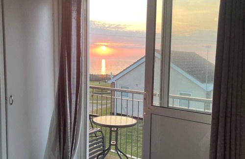 Hopton Villa | Villa sea View 3-bed Heated Pool eat bar Kids Park