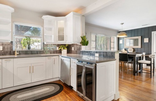 Pinewood Park House | Villa Solana - Pool, Game Room, Mins to DT