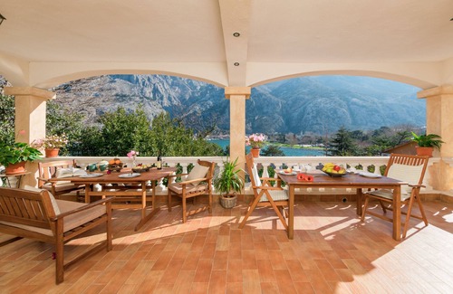 Skaljari Villa | Villa Splendour in the city center with great view and outdoor pool