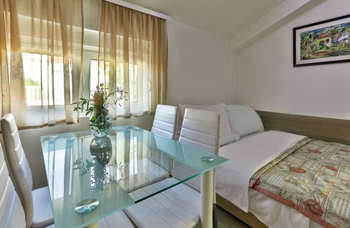Maini House | Villa Velzon Guesthouse