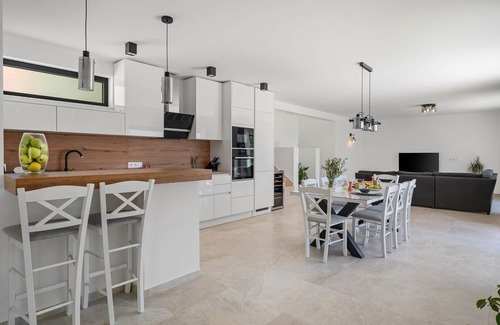 Duce Villa | Villa Verde with 4 en-suite bedrooms, private pool, 200m from sandy beach