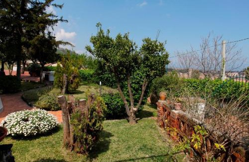 Viagrande House | VILLA VISCALORI A garden with pool and see view near Etna