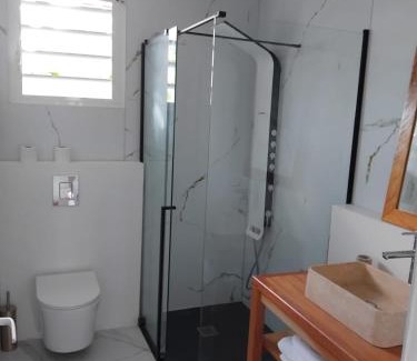 Grand-Bourg Apartment | Villa vue mer avec logements indépendants piscine privative