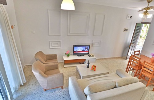 Zeytinlik Villa | Villa w Pool, Garden and Patio by Beach in Kyrenia