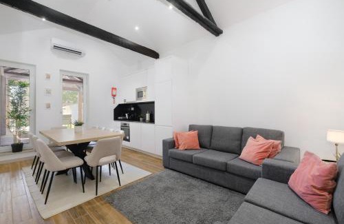 Mafamude House | Villa with Private Pool, BBQ & Patio