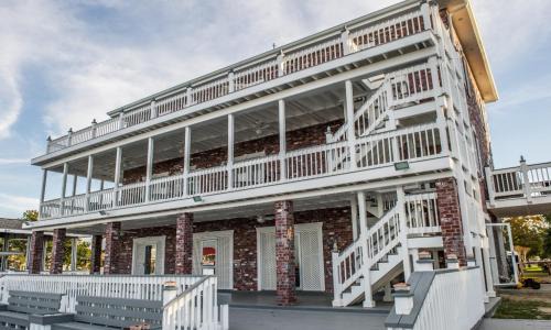 New Orleans East Area Villa | Villa with Waterfront Deck 23 Mi to Bourbon Street!