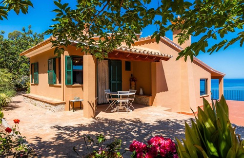 Banyalbufar Villa | Villa with wi-fi and stunning sea views.