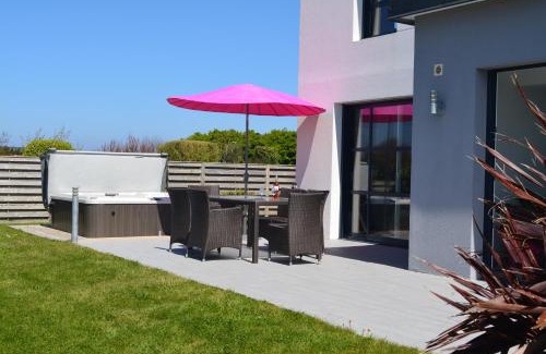 Sibiril Villa | Villa Yana Bretagne Piscine Intérieure partagée et Spa Privatif 100m de la Plage