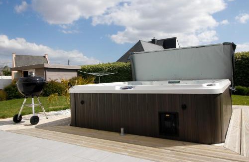 Sibiril Villa | Villa Yana Bretagne Piscine Intérieure partagée et Spa Privatif 100m de la Plage