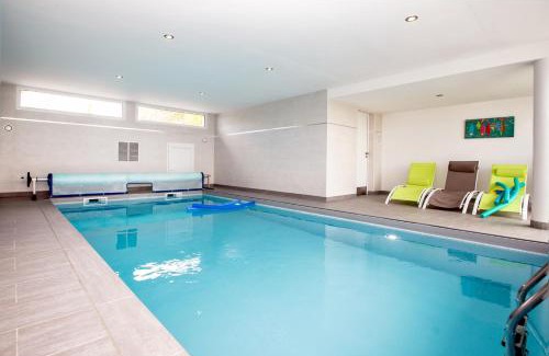 Sibiril Villa | Villa Yana Bretagne Piscine Intérieure partagée et Spa Privatif 100m de la Plage