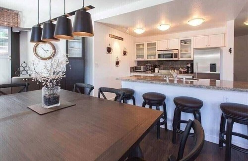 Mammoth Lakes Hotel | Village 2230 White Mountain Lodge