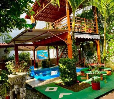 Uvita House | Villas Ela Bahía Ballena Uvita hermosas habitaciones privadas grandes, piscina, cocina, jacuzzi, aire acondicionado, tv y baño privado