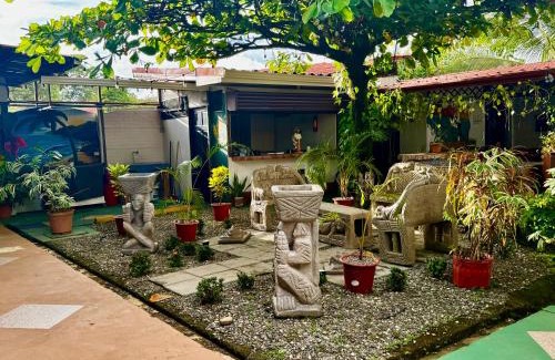 Uvita House | Villas Ela Bahía Ballena Uvita hermosas habitaciones privadas grandes, piscina, cocina, jacuzzi, aire acondicionado, tv y baño privado