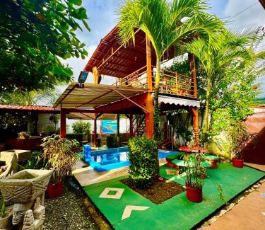 Uvita House | Villas Ela Bahía Ballena Uvita hermosas habitaciones privadas grandes, piscina, cocina, jacuzzi, aire acondicionado, tv y baño privado