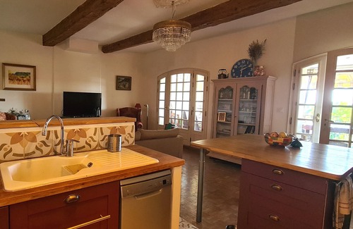 Servian House | Vine Views II 3 bedroom air conditioned home with stunning views, pool & garden