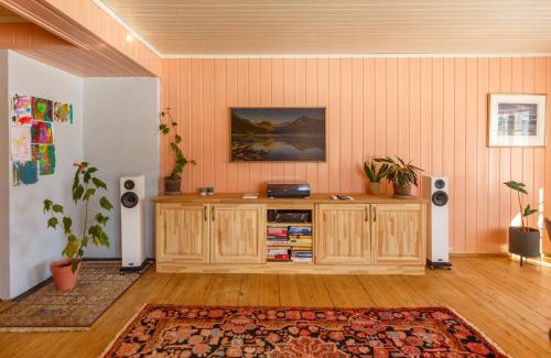 Vestre Slidre Apartment | Vinjestogo- mesmerizing mountain view, sauna with a view and eco living in an old school house