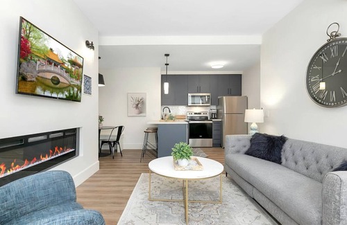 Central Okanagan Villa | Vino Villa Luxury 2BD Spectacular Lakeview Sunny Patio Quiet Privacy