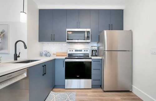 Central Okanagan Villa | Vino Villa Luxury 2BD Spectacular Lakeview Sunny Patio Quiet Privacy