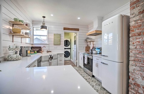 Bishop House | Vintage Bishop House in Downtown w/Porch Swing!